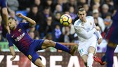 Gareth Bale (trái, Real Madrid) tung cú sút ở Camp Nou