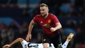 Luke Shaw (Man United) vượt qua trung vệ Chiellini (Juventus)