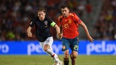 Suso Hernandez (Tây Ban Nha, phải) đi bóng qua Luka Modric (Croatia)