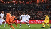 Thủ thành Hugo Lloris (phải, Pháp) đã cản phá nhiều cú sút nguy hiểm của Hà Lan