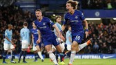 David Luiz ăn mừng chiến thắng