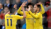 Eden Hazard (phải< Chelsea) giúp đội khách ghi chiến thắng 2-1 nhẹ nhàng