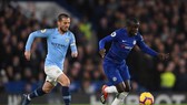 N'Golo Kante (Chelsea, phải) đi bóng qua David Silva (Man City)