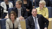 Thủ tướng Stefan Löfven (trái) trong cuộc bỏ phiếu tín nhiệm ngày 25-9. Ảnh: AP