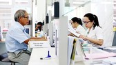 Người dân đến UBND quận 1 (TPHCM) làm thủ tục hành chính. Ảnh: KỲ LÂM