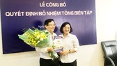 Đồng chí Thân Thị Thư, Trưởng Ban Tuyên giáo Thành ủy TPHCM, tặng hoa chúc mừng tân Tổng Biên tập Báo Người Lao động Tô Đình Tuân. Ảnh: KIỀU PHONG