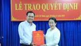 Phó Bí thư Thành ủy Võ Thị Dung trao quyết định cho ôngTrần Trường Sơn. Ảnh: KIỀU PHONG