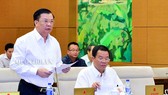 Bộ trưởng Bộ Tài chính Đinh Tiến Dũng trình bày tờ trình của Chính phủ tại phiên họp