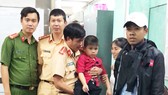 Người thân vui mừng nhận lại cháu bé từ lực lượng công an