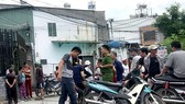 Công an có mặt ở hiện trường. Ảnh: ĐAN NGUYÊN