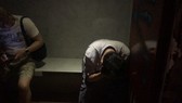 Kiểm tra các phòng bên phòng, công an phát hiện có khoảng 20 người, đa phần là nam giới quốc tịch nước ngoài đang kích dục đồng tính. Ảnh: ĐAN NGUYÊN