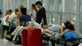 Hàng khách vật vờ tại các sân bay Nhật Bản do nhiều chuyến bay bị hủy bởi bão Jebi. Ảnh: AP