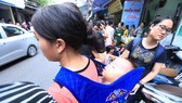 Xúc động cảnh hàng trăm người xếp hàng nhận quà hỗ trợ sau vụ cháy cạnh Bệnh viện Nhi Trung ương