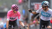 Chris Froome (trái) chia vui cùng đồng đội