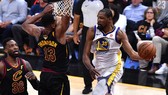 Kevin Durant (phải) tỏa sáng
