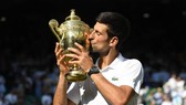 Novak Djokovic hôn chiếc cúp vô địch Wimbledon