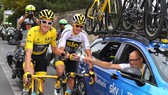 Geraint Thomas ăn mừng chiến thắng cùng với Chris Froome (giữa) và Dave Brailsford (phải)