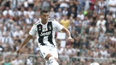 Ronaldo ghi bàn đầu tiên cho Juve sau khi chọc thủng lưới... Juve