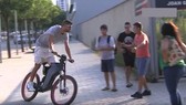 Gerard Pique đi xe đạp điện đến sân tập