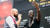 Tyson Fury (trái) và Deontay Wilder đấu khẩu kịch liệt trước đám đông