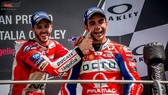 Dovizioso (trái) và Petrucci luôn có mối quan hệ thân tình từ lâu