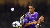 Cristiano Ronaldo (trái) tranh bóng vớí hậu vệ Juventus