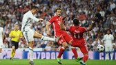 Ronaldo (trái, Real Madrid) là nỗi ám ảnh cho hàng thủ Bayern.