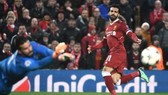 Mo Salah đã đánh bại thủ thành Alisson (Roma) ở Anfield.