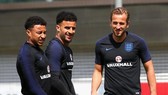 Kyle Walker (giữa) trên sân tập tuyển Anh cùng Harry Kane và Jesse Lingard.