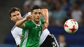 Tiền đạo Mexico Raul Jimenez (phải, Mexico) tranh bóng với hậu vệ Jonas Hector (Đức)