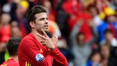 Gerard Pique tái phát chấn thương đầu gối trên sân tập hôm thứ Hai.