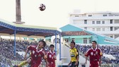 Anh Tuấn (áo vàng) khi còn thi đấu cho đội Đồng Tháp. Ảnh: QUỐC CƯỜNG