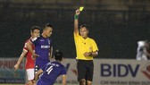 Trọng tài Trần Văn Lập, điểm nhấn trong trận Becamex Bình Dương - Than Quảng Ninh. Ảnh: ANH KHOA