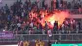 Hình ảnh đốt pháo sáng vốn thường xuất hiện tại V-League do một nhóm CĐV thiếu ý thức. Ảnh: NGUYỄN NHÂN
