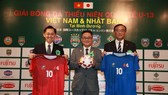 Ban tổ chức giới thiệu áo và bóng thi đấu. Ảnh: DŨNG PHƯƠNG