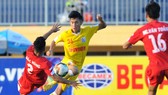 Hà Nội (áo vàng) vượt qua Viettel để vào tranh chung kết. Ảnh: NGUYỄN NHÂN
