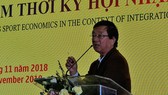 Ông Phạm Ngọc Viễn đọc tham luận tại Hội thảo
