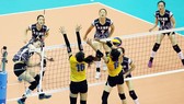 Các VĐV Ngân hàng Công thương nỗ lực chắn pha dứt điểm của VĐV Giang Tô. Ảnh: DŨNG PHƯƠNG