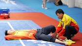 Võ sĩ Trần Xuân Hiệp được bác sĩ chăm sóc. Ảnh: DŨNG PHƯƠNG