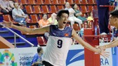 Phụ công Phạm Thái Hưng hạnh phúc với chiến thắng của tuyển Việt Nam trước Trung Quốc. Ảnh: NHẬT ANH