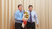Ông Lê Văn Hùng (trái) nhận quyết định nghỉ hưu từ ngày 1-9-2018
