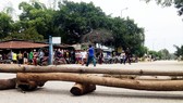 Quảng Ngãi: Người dân dựng barie chặn quốc lộ phản đối xe tải chạy ẩu
