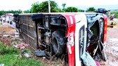 Xe giường nằm tông gãy trụ điện, lao xuống ruộng lật nghiêng