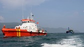 Tàu SAR 27-01 đang ứng cứu 10 ngư dân Quảng Ngãi bị ngộ độc trên biển