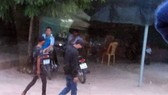 Các đối tượng bịt mặt hành hung lái xe, phụ xe