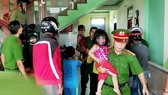 Giải cứu 3 cháu nhỏ bị bố đẻ nhốt đòi tự thiêu