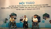 Các tình nguyện viên chia sẻ những bài học đắt giá từ việc lạm dụng rượu, bia, đồ uống có cồn. Ảnh: Vietnam+