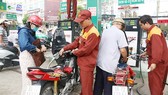 Giá xăng tăng 320 đồng/lít