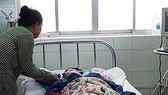 Các bệnh nhân bị ngộ độc đang nằm viện để theo dõi điều trị