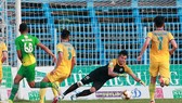 Pha sóng gió trước khung thành thủ môn Bửu Ngọc. Ảnh: DƯƠNG THU